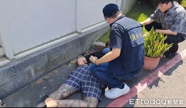 ▲刑事局偵七大隊破獲風飛砂幫經營跨國詐騙機房,逮捕機手頭楊男畫面。(圖/記者張君豪翻攝)