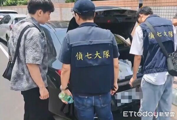 ▲刑事局偵七大隊破獲風飛砂幫經營跨國詐騙機房,逮捕機手頭楊男畫面。(圖/記者張君豪翻攝)