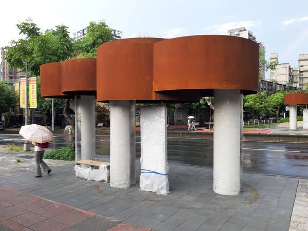 北市花413萬蓋「長草屋頂」候車亭 王欣儀爆：雨天還滴鏽水