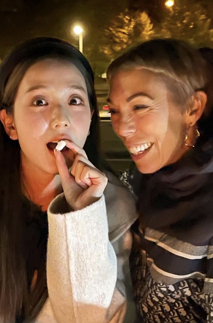 ▲▼Jisoo和Mathilde Favier情同母女。（圖／翻攝Instagram）