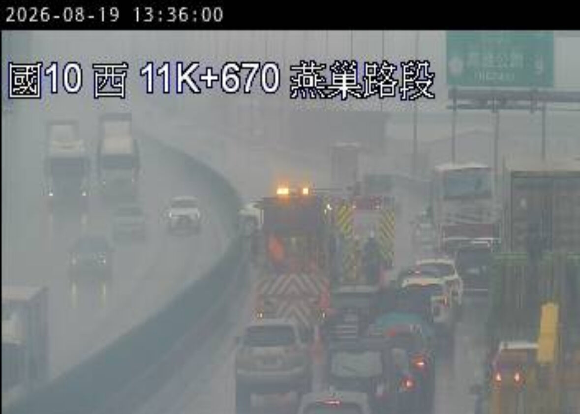 快訊／國10車禍！休旅車失控撞分隔島 「騎上護欄」車體變形