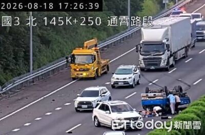 快訊/下班注意!國3通霄段小貨車翻覆釀2傷...後方回堵3km
