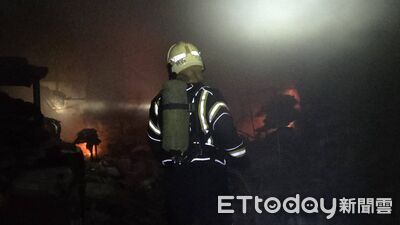 中壢環中東路服飾店突竄火!濃煙竄出 2人身體不適送醫