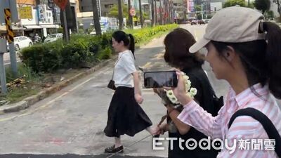 上午不受訪!陳幸妤笑曝「背後原因」小跑步奔診所 送花民眾一路追