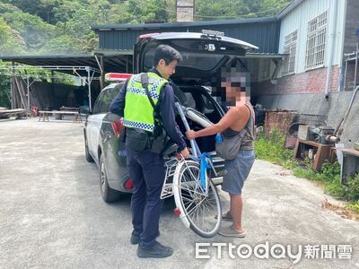 外籍騎士單車爆胎受困 初鹿警熱心協助載送維修