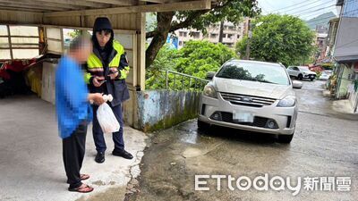 66歲失智男迷路「60歲媽媽在等我」 瑞芳警暖心送他返家
