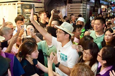 沈伯洋夜市掃街遇民眾拿存摺求簽名 一舉動惹怒愛女:會投別人