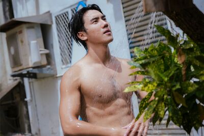 男星洗澡畫面全看光！　濕身放送「兇猛粗肌」粉嗨炸