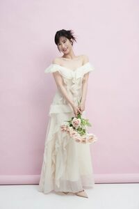 柳采葳七夕秀低胸禮服美照！　親曝「我有很重要的另一半」