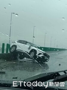 快訊/國10車禍!休旅車失控撞分隔島 「騎上護欄」車體變形
