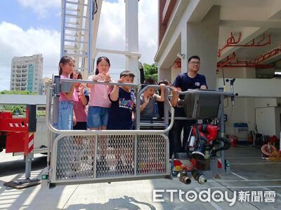 雲梯車升空、消防水柱實射! 北門里學童參訪南消公園分隊學防災