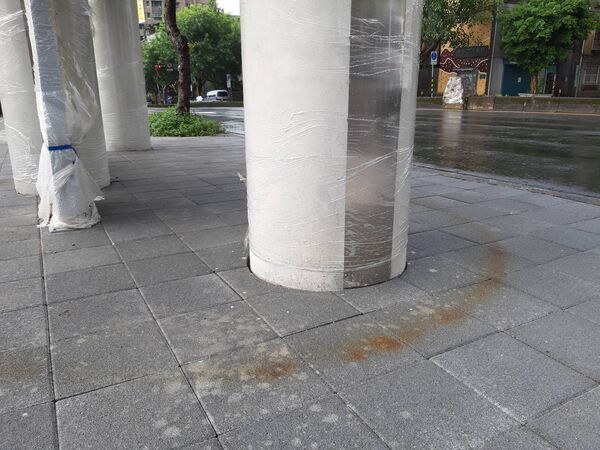 ▲台北市文山區木柵公園旁耗資413萬元打造的公共藝術候車亭,尚未啟用就狀況百出。(圖/議員王欣儀提供)