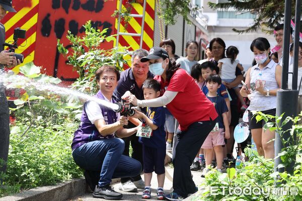 ▲北屯和福社區舉辦「小小消防員體驗營」，孩子穿上消防衣、戴上消防帽，化身小小消防員。（圖／記者游瓊華翻攝）