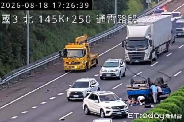 ▲國3南下通霄段發生2車翻覆事故。(圖/翻攝自高速公路1968)