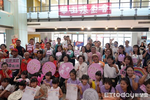 ▲華山基金會「愛老人明星公益棒球賽」邁入第8屆,張麗善、許效舜與長輩、志工共同為9月12日斗六棒球場賽事集氣。(圖/記者游瓊華翻攝)