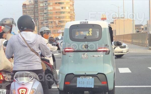    ▲▼   陸製老頭樂掛假牌上路！ 恐無法可管   。（圖／民眾提供）   