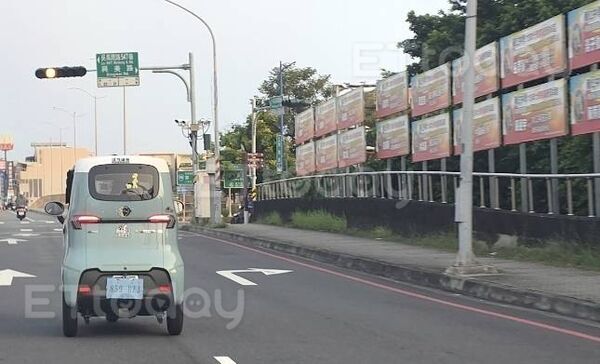    ▲▼   陸製老頭樂掛假牌上路！ 恐無法可管   。（圖／民眾提供）   