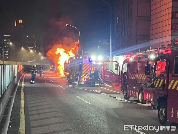 快訊／北市市民大道高架「貨車自燃」 單向全面管制