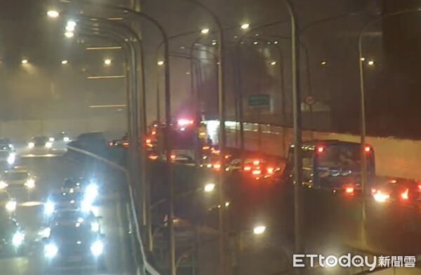 ▲▼▲北市市民大道貨車起火自燃,警消馳援搶救滅火。(圖/記者黃彥傑攝)
