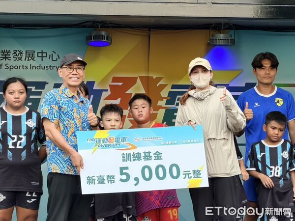 ▲國家運動產業發展中心董事邱黃肇崇頒發基金。（圖／記者蔡厚瑄攝）