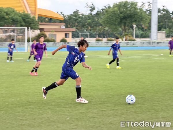 ▲「運動發電車」首站前進屏東，小球員在場上賣力進攻。（圖／記者蔡厚瑄攝）