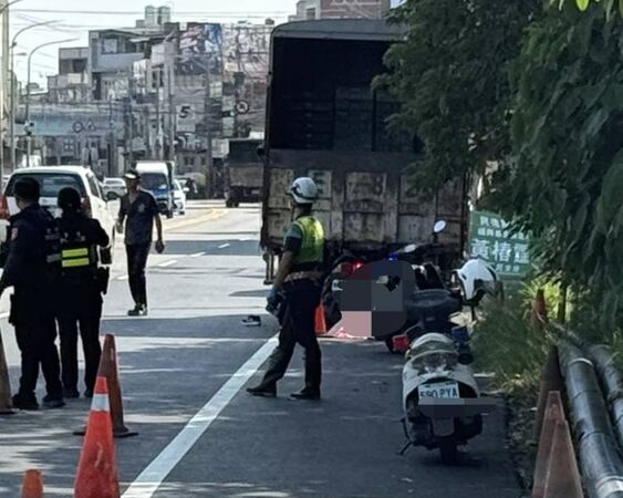 ▲福興鄉騎士自撞路邊大貨車當場身亡。（圖／民眾提供）
