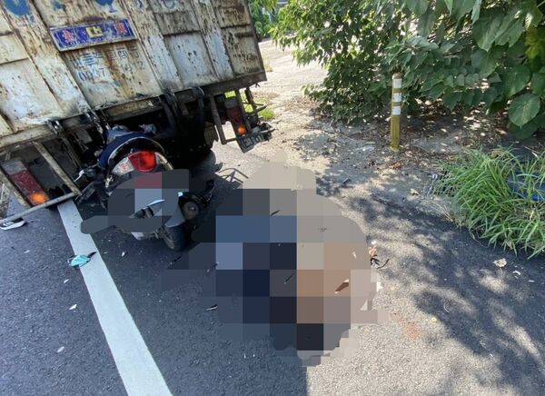 ▲福興鄉騎士自撞路邊大貨車當場身亡。(圖/民眾提供)