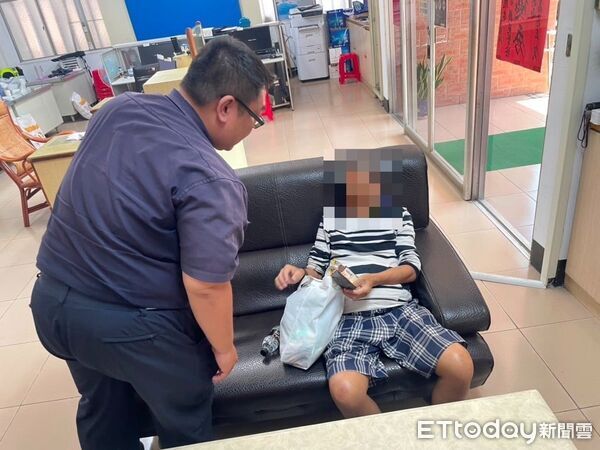 ▲東港警方協助謝姓男子平安返家。(圖/記者陳崑福翻攝)