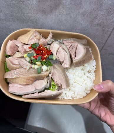 網友自製的錢都油雞便當，許願錢都開賣「油雞腿飯」。（取自Tigerdog/老虎狗臉書）