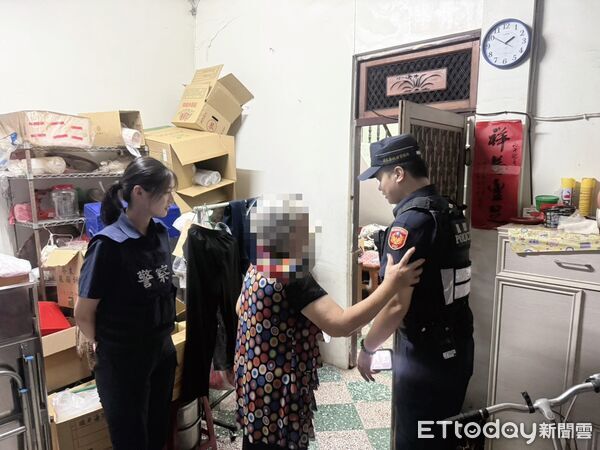 ▲枋寮警方送黃姓阿嬤返家。（圖／記者陳崑福翻攝）