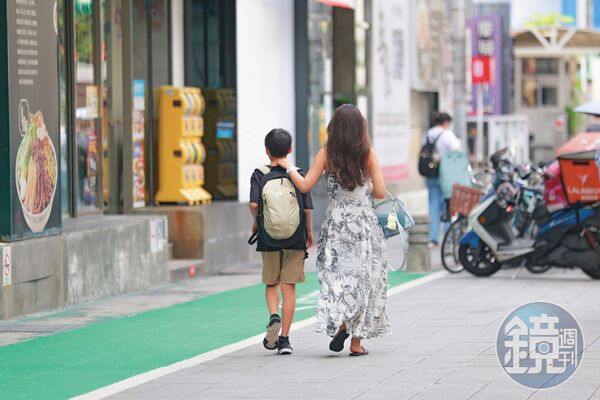 麻衣和兒子形影不離，用餐後散步回飯店休息。