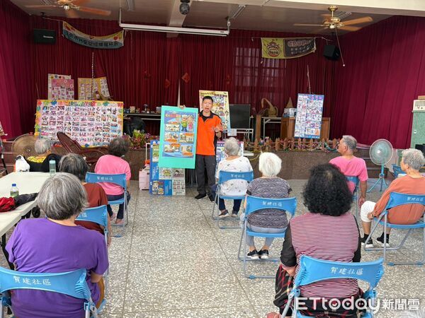 ▲台南市政府消防局下營分隊前進賀建社區，向長者宣導地震避難及居家防火觀念。（記者林東良翻攝，下同）