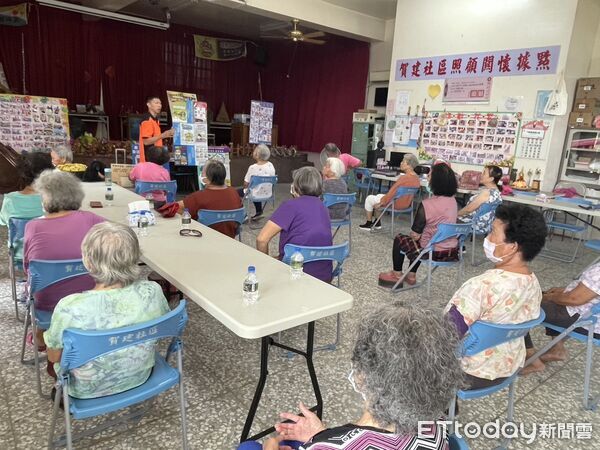 ▲台南市政府消防局下營分隊前進賀建社區，向長者宣導地震避難及居家防火觀念。（記者林東良翻攝，下同）