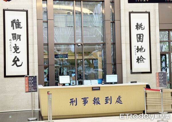 ▲桃園市劉姓男子懷疑老媽偷錢，今年3月間趁熟睡時持菜刀朝頭部揮砍，媽媽驚醒搶下菜刀奪門而逃，兒子再持水果刀追砍，最後向鄰居求助送醫，大園警方到場制止拘捕。（資料照／記者沈繼昌攝）