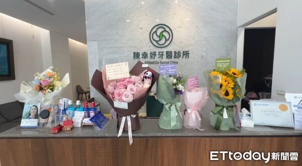 ▲陳幸妤診所櫃台七夕情人節堆滿花束，支持者紛紛獻上祝福。（圖／記者林東良翻攝，下同）