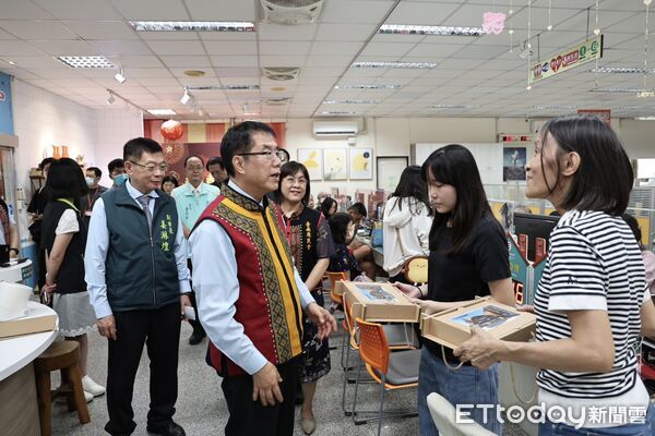 ▲台南市長黃偉哲前往南區戶政事務所，見證買方祺、石亞欣母女完成西拉雅族身分登記。（記者林東良翻攝，下同）