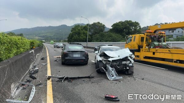 ▲▼             國1三義段3車連環撞，現場1人噴飛車外疑似失去呼吸心跳。（圖／記者楊永盛翻攝）