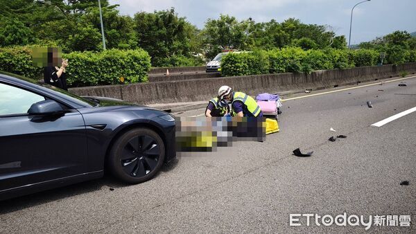 ▲▼             國1三義段3車連環撞，現場1人噴飛車外疑似失去呼吸心跳。（圖／記者楊永盛翻攝）