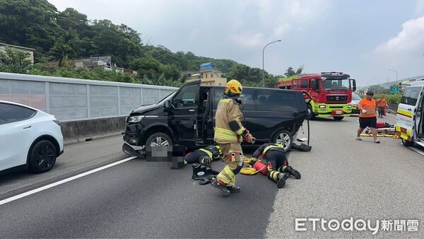 ▲▼             國1三義段3車連環撞，現場1人噴飛車外疑似失去呼吸心跳。（圖／記者楊永盛翻攝）