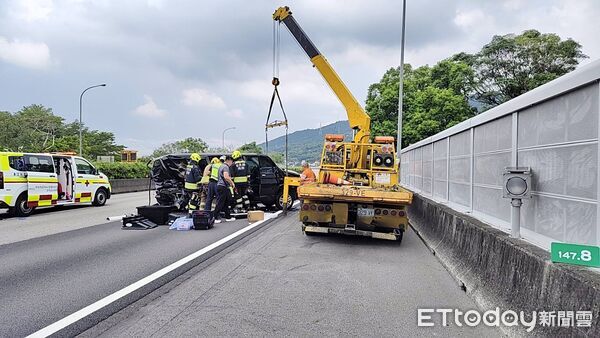 ▲▼             國1三義段3車連環撞，現場1人噴飛車外疑似失去呼吸心跳。（圖／記者楊永盛翻攝）