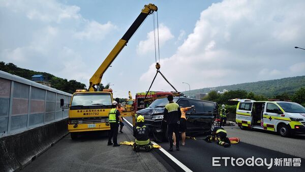 ▲▼             國1三義段3車連環撞，現場1人噴飛車外疑似失去呼吸心跳。（圖／記者楊永盛翻攝）