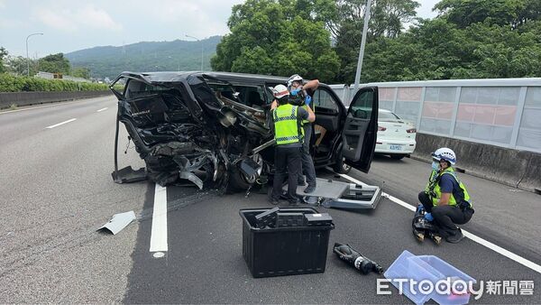 ▲▼             國1三義段3車連環撞，現場1人噴飛車外疑似失去呼吸心跳。（圖／記者楊永盛翻攝）