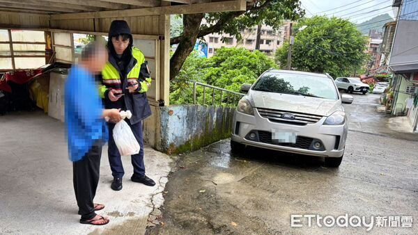 ▲新北失智男迷途仍念「媽媽在家等我」 瑞芳警暖心尋家護送返家。(圖/記者郭世賢翻攝)