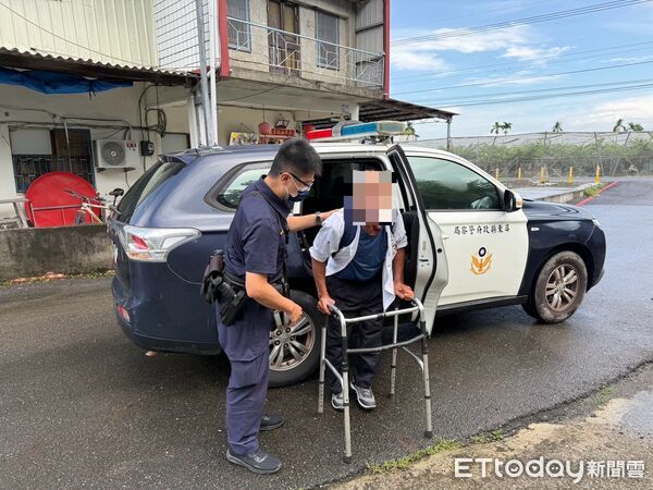 屏東7旬翁街頭徘徊喊「我要找爸媽」 警耐心安撫送返家