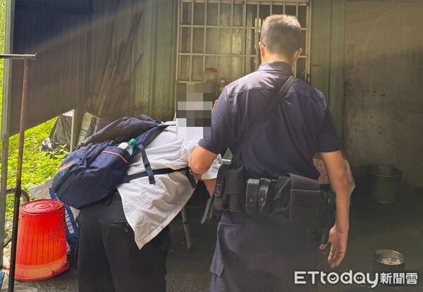 ▲里港警方護送黃男返家。（圖／記者陳崑福翻攝）