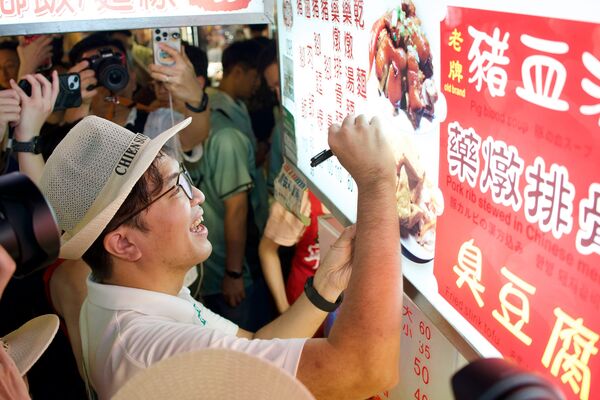 ▲▼民進黨台北市長參選人沈伯洋掃街。（圖／沈伯洋辦公室提供）