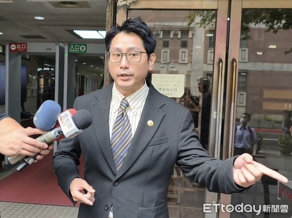 ▲▼徐巧芯老公劉彥澧的姊姊劉向婕丈夫杜秉澄，涉犯《公司法》今8/19到台北地院出庭，再為昔日恩怨批徐巧芯殘忍、沒同理心等語。（圖／記者黃哲民攝）