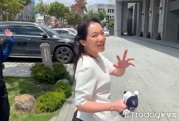 ▲▼陳幸妤和史奴比開心合影。（圖／記者林東良翻攝）