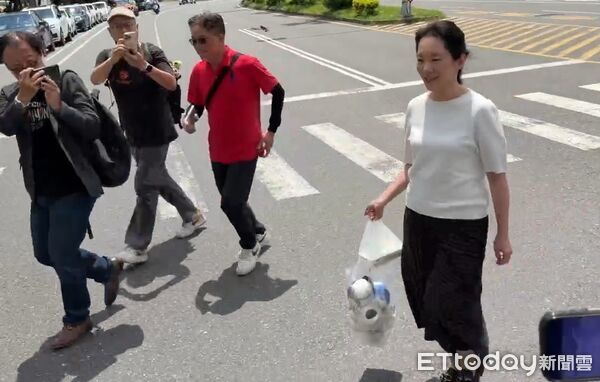 ▲▼陳幸妤和史奴比開心合影。（圖／記者林東良攝）