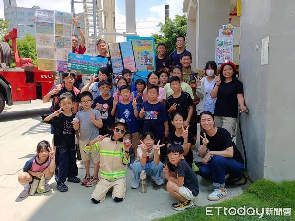 ▲台南市北區北門里帶領學童參訪消防局公園分隊，孩子近距離認識消防車輛及救災裝備。（記者林東良翻攝，下同）